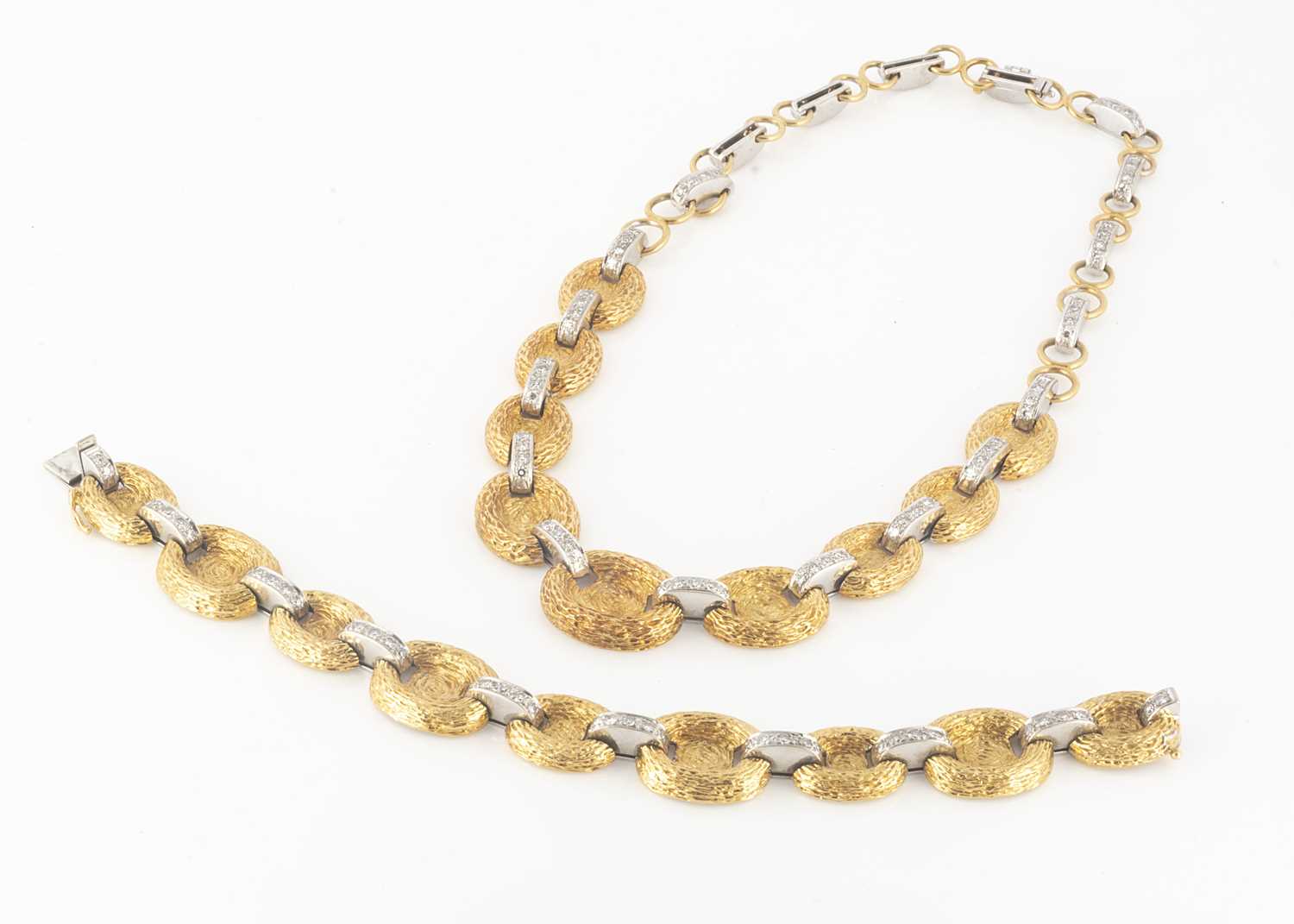 Lot 117 - An 18ct gold modernist necklace and bracelet set