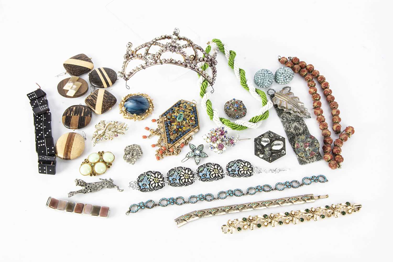 Lot 13 - A collection of costume jewels