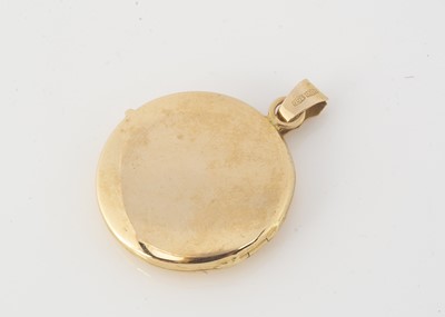 Lot 138 - An 18ct gold circular floral engraved locket