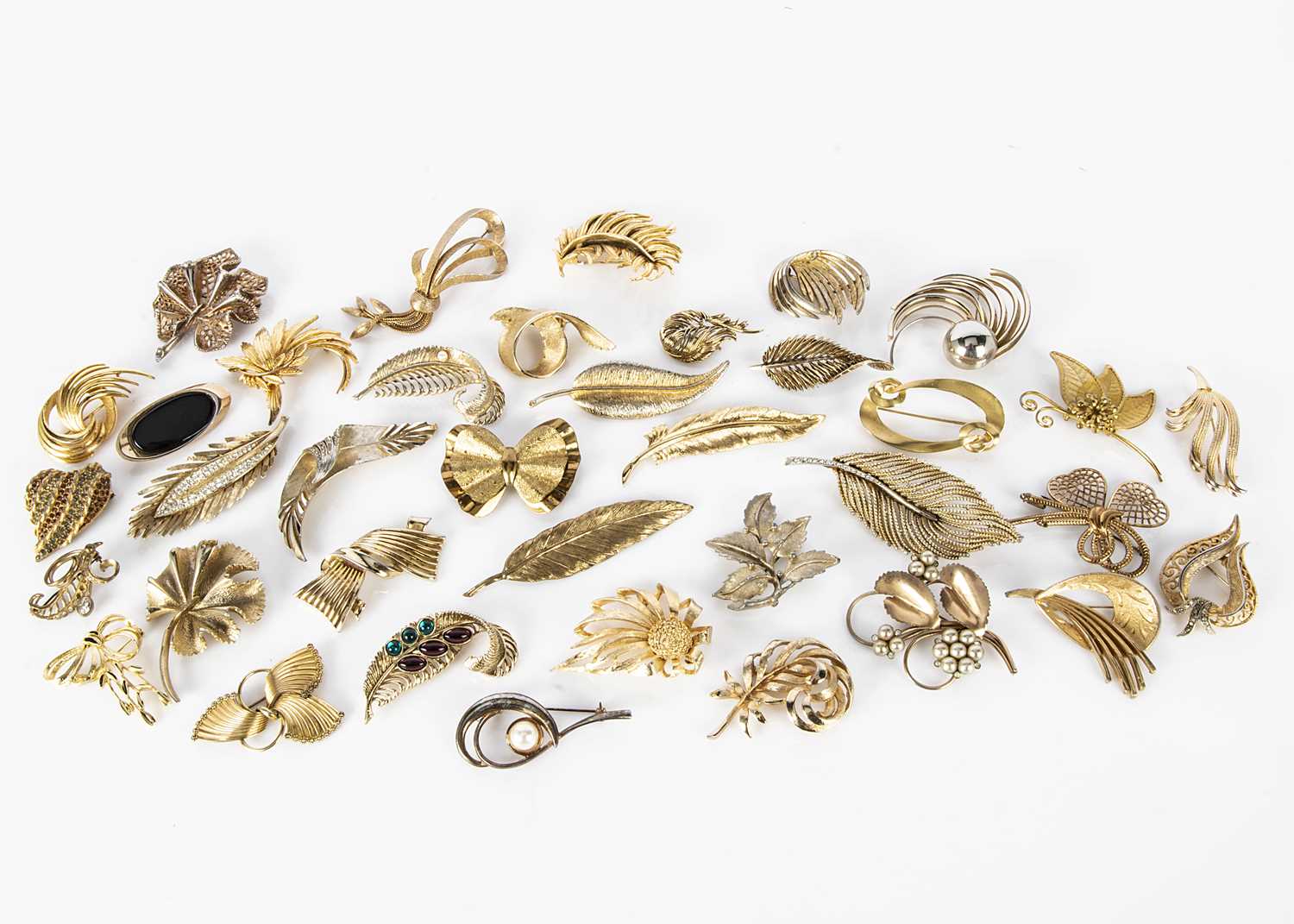 Lot 14 - A collection of gilt metal costume brooches