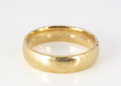Lot 142 - An 18ct gold d shaped wedding band
