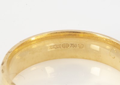 Lot 142 - An 18ct gold d shaped wedding band