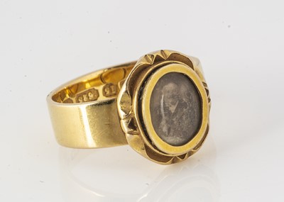 Lot 143 - A Victorian 15ct gold locket ring