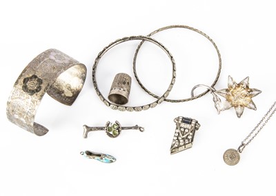 Lot 147 - A small collection of silver jewellery