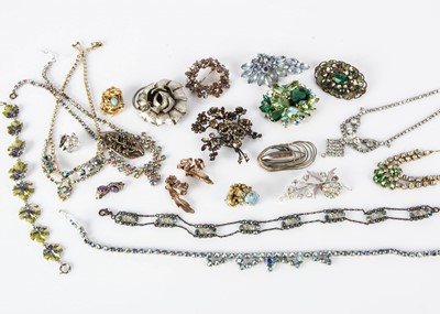 Lot 15 - A collection of costume jewels