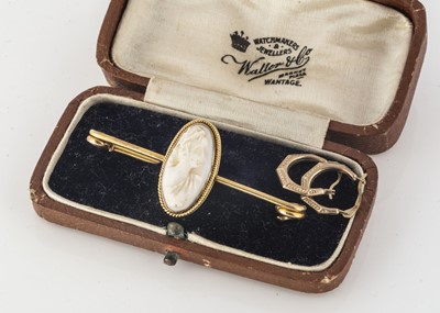 Lot 16 - An early 20th century cameo bar brooch