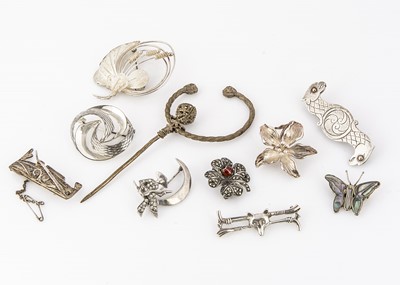 Lot 169 - A collection of silver brooches