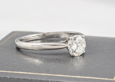 Lot 8 - A diamond solitaire platinum ring