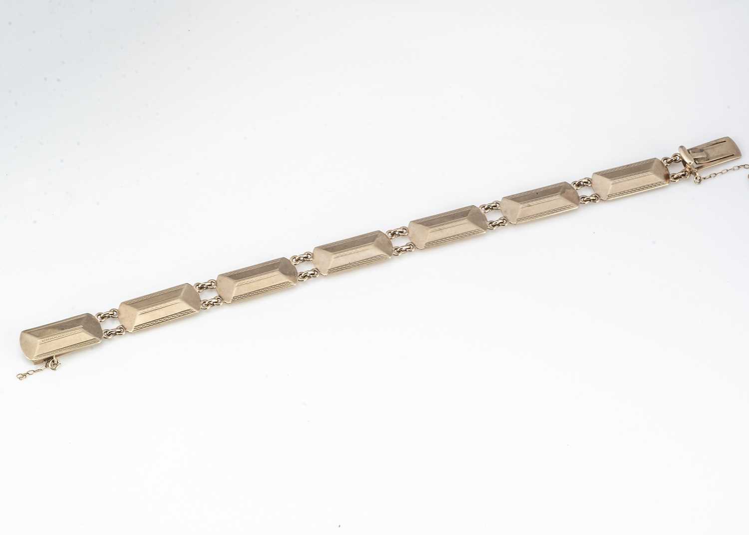 Lot 23 - A 9ct gold Art Deco chain bracelet