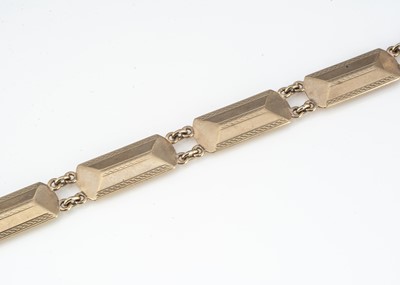 Lot 23 - A 9ct gold Art Deco chain bracelet