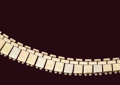 Lot 32 - An 18ct yellow gold fringe necklace