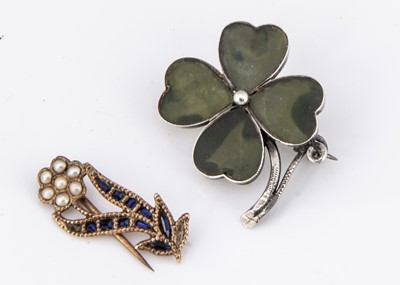 Lot 37 - An Edwardian silver and green serpentine four leaf clover brooch