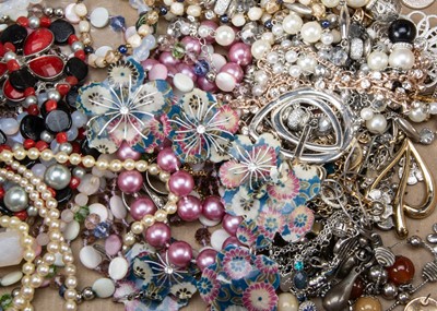 Lot 39 - A good collection of costume jewels