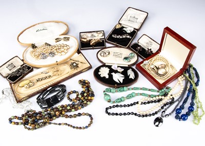 Lot 42 - A collection of costume jewellery