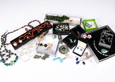 Lot 46 - A collection of costume jewellery