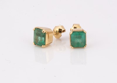 Lot 49 - A pair of continental yellow metal emerald ear studs