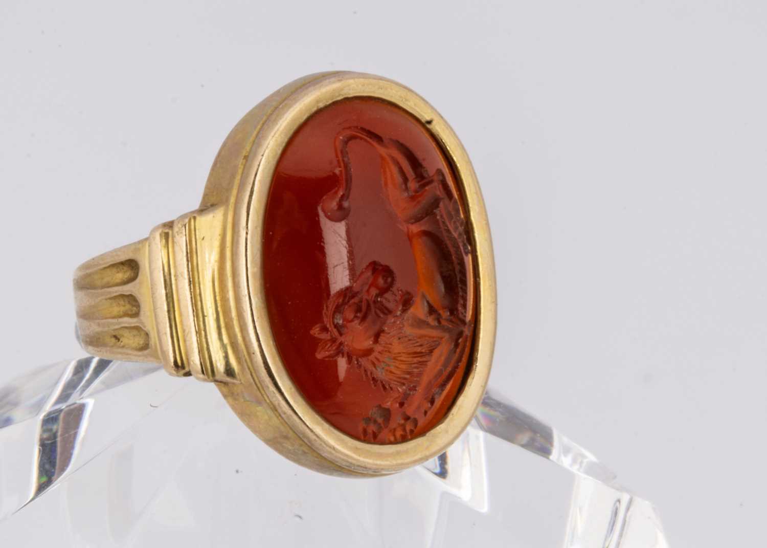 Lot 60 - A contemporary carnelian and 18ct gold intaglio signet ring