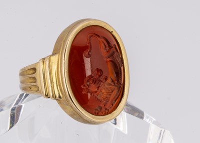 Lot 60 - A contemporary carnelian and 18ct gold intaglio signet ring