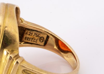 Lot 60 - A contemporary carnelian and 18ct gold intaglio signet ring