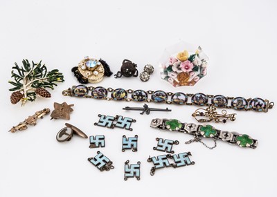 Lot 70 - A collection of miscellaneous Edwardian silver, gold and costume jewellery