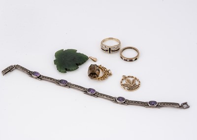 Lot 74 - A small collection of 9ct gold
