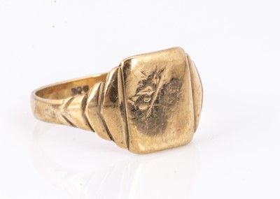 Lot 82 - A 9ct gold stepped shouldered gentleman's dress ring