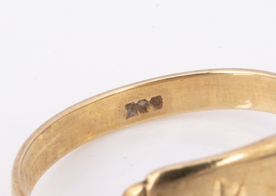 Lot 82 - A 9ct gold stepped shouldered gentleman's dress ring