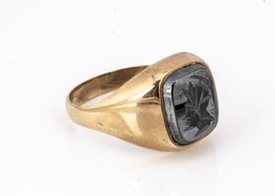 Lot 89 - A 9ct gold hematite signet ring
