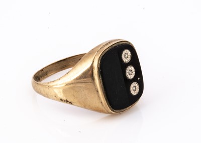 Lot 91 - An onyx signet ring