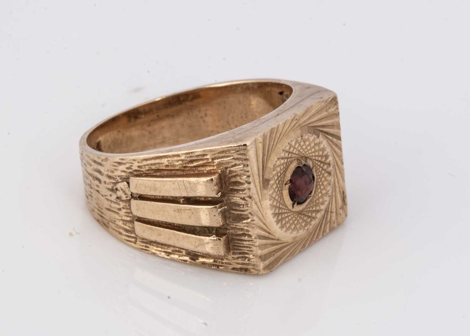 Lot 92 - A 9ct gold garnet set signet ring