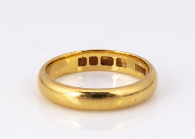 Lot 134 - A 22ct gold D shaped wedding band