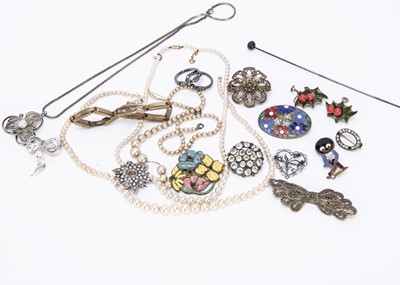 Lot 143 - A good collection of vintage costume jewels