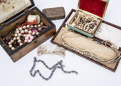 Lot 144 - A collection of costume brooches and simulated pearls