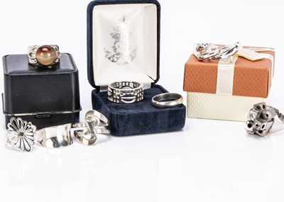 Lot 167 - A collection of silver rings