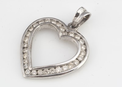 Lot 185 - A diamond set heart pendant