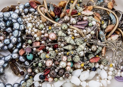 Lot 198 - A collection of costume jewels