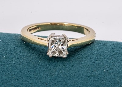 Lot 205 - An 18ct gold diamond solitaire ring