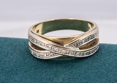 Lot 206 - A continental 750 marked two colour diamond dress ring