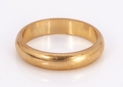 Lot 218 - An 18ct yellow gold wedding band