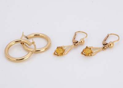 Lot 221 - Two pairs of continental 18ct gold earrings