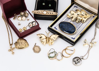 Lot 222 - A small collection of silver and gilt metal costume jewels