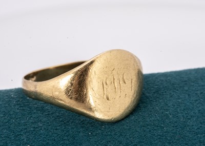 Lot 224 - An 18ct gold signet ring