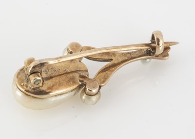 Lot 193 - A continental 14K marked blister pearl comet brooch