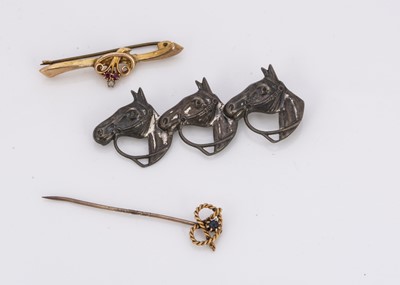 Lot 251 - A Staffordshire knot pin brooch