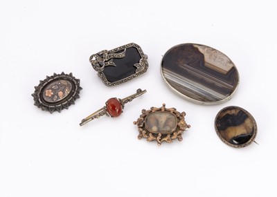 Lot 252 - An early 19th century mourning brooch