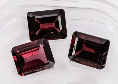 Lot 346 - Three certificated Rhodolite Garnets