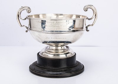 Lot 387 - An Edwardian silver twin handled trophy cup