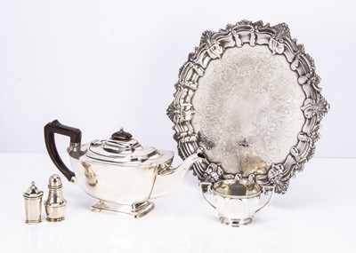 Lot 402 - A George V silver teapot