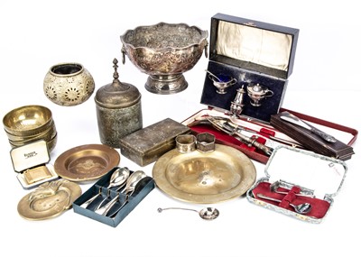 Lot 447 - A box of metalware