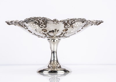 Lot 459 - A George V silver centrepiece by WB Ld